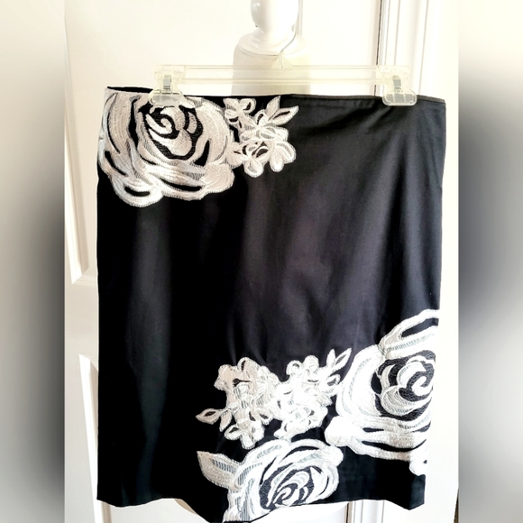 🌺NWOT White House Black Market Skirt - Picture 1 of 8